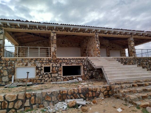 Construction Résidentielle & Intégration Énergétique – Maison en Pierre & Structure Métallique